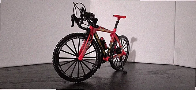 RAMBO 1:8 Scale Die-Cast Bike Red/Black/Gold Drop Bar, Kickstand, Water Bottle